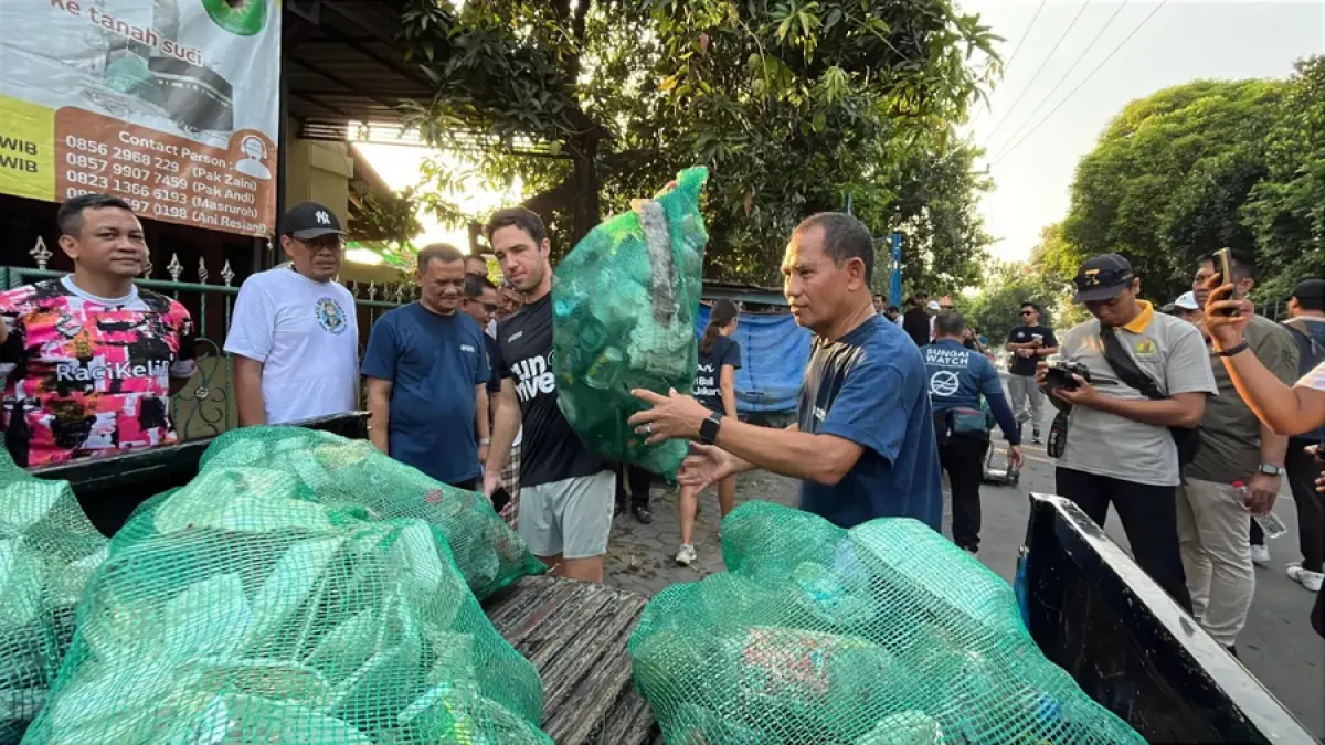 Pendiri Sungai Watch abersama Gubernur Jawa Tengah Ahmad Luthfi, Sekda Jateng Sumarno, Direktur Jawa Pos Radar Semarang Baehaqi, Wali Kota Pekalongan Achmad Afzan Arslan Djunaid, Plt Kabupaten Pekalongan Sukirman ikut gerakan clean up. (Lutfi Hanafi, Jawa Pos Radar Semarang)