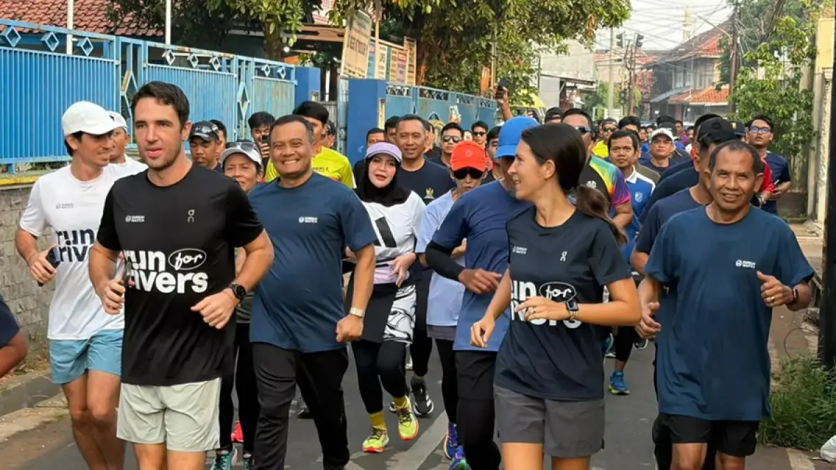 Pendiri Sungai Watch asal Prancis, yakni Gary Bencheghib, Sam Bencheghib, dan Kelly Bencheghib berlari bersama Gubernur Jawa Tengah Ahmad Luthfi, Sekda Jateng Sumarno, Direktur Jawa Pos Radar Semarang Baehaqi, Wali Kota Pekalongan Achmad Afzan Arslan Djunaid, Plt Kabupaten Pekalongan Sukirman. (Rizal Kurniawan/Jawa Pos Radar Semarang)