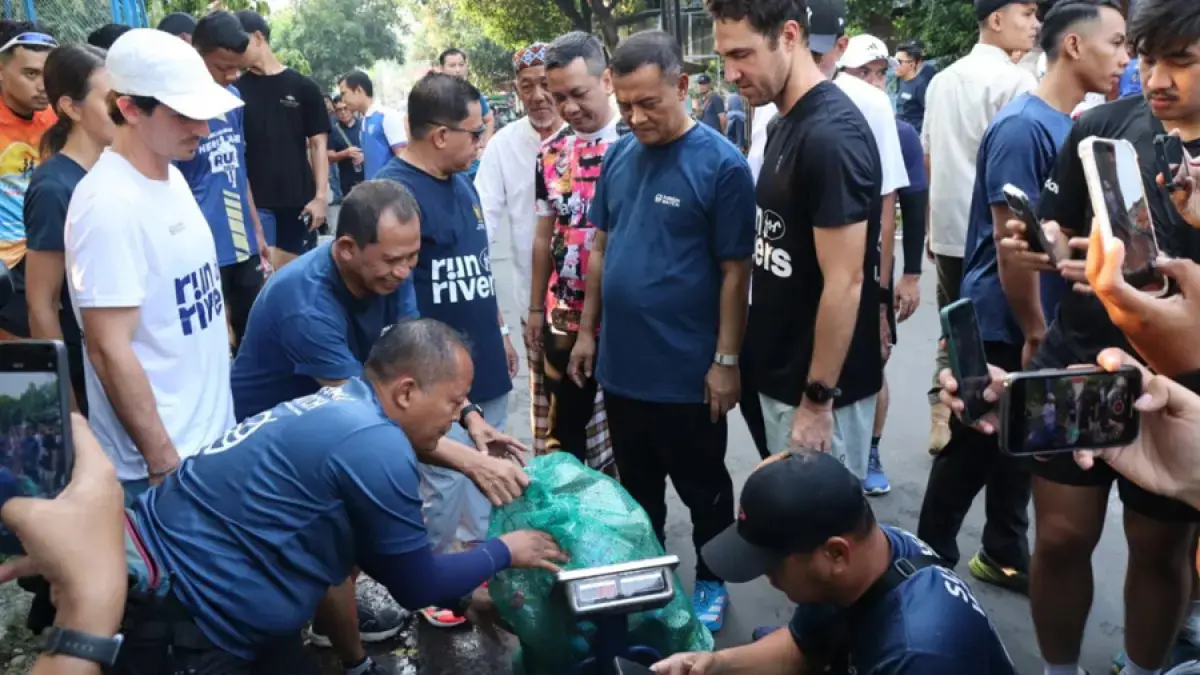 Pendiri Sungai Watch abersama Gubernur Jawa Tengah Ahmad Luthfi, Sekda Jateng Sumarno, Direktur Jawa Pos Radar Semarang Baehaqi, Wali Kota Pekalongan Achmad Afzan Arslan Djunaid, Plt Kabupaten Pekalongan Sukirman ikut gerakan clean up. (Lutfi Hanafi, Jawa Pos Radar Semarang)