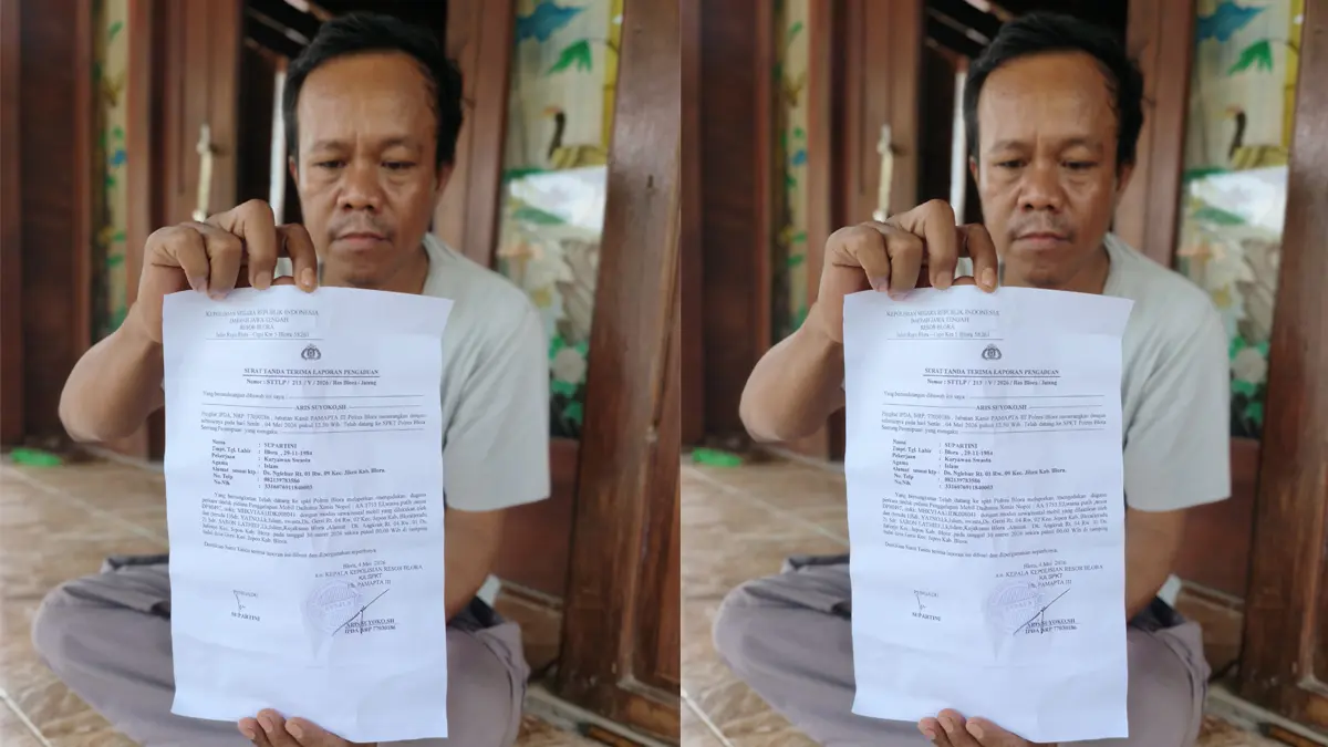 GERAM: Suami Supartini, Win, saat menunjukkan bukti laporan ke kepolisian. (EKO SANTOSO/RADAR KUDUS) 