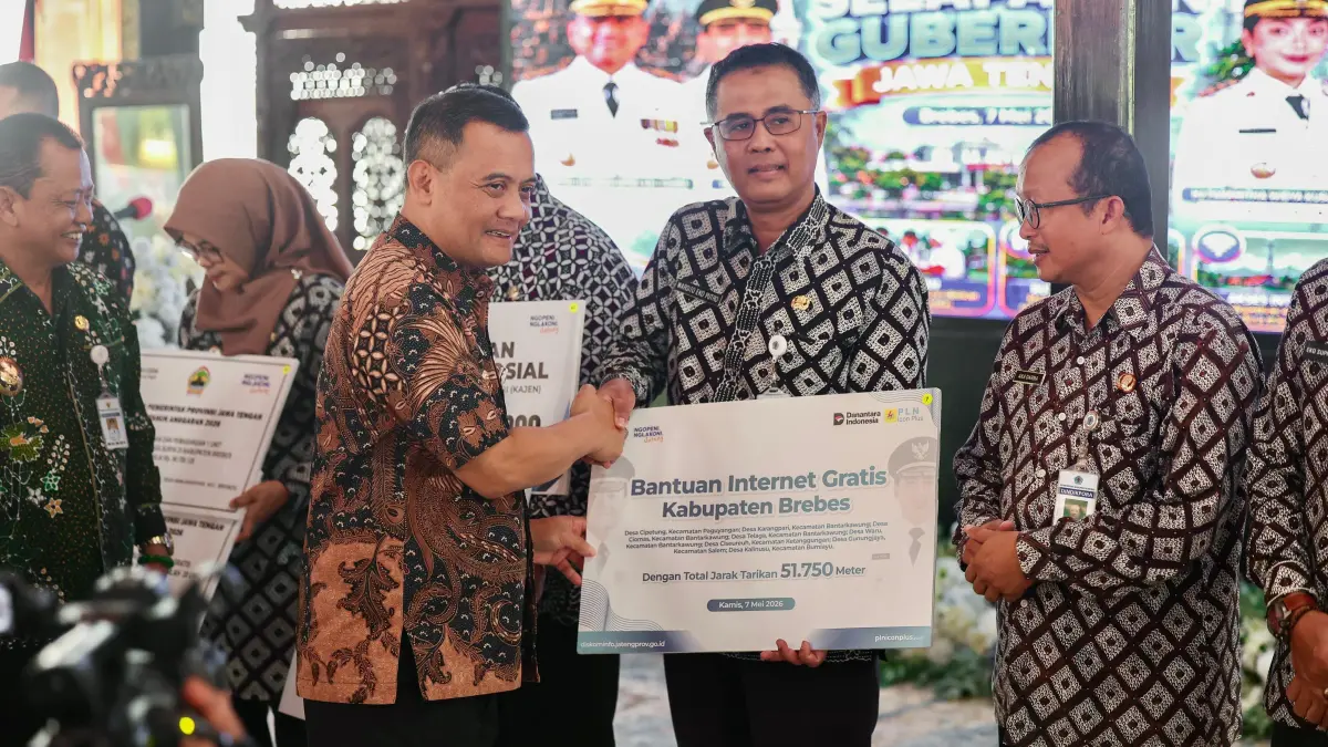 Gubernur Jateng, Ahmad Luthfi menyerahkan secara simbolis bantuan internet gratis Kabupaten Brebes dengan total jarak tarikan 51.750 meter.