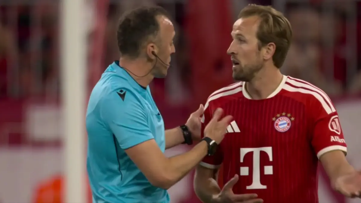 Harry Kane memprotes keputusan wasit saat Bayern Munich melawan PSG