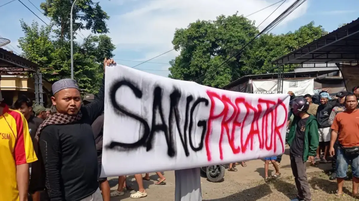 Massa pendemo tersangka pencabulan terhasap santriwati mengungkapkan kegeraman dalam bentuk tulisan di spanduk. (ULIL ALBAB/RADAR KUDUS)