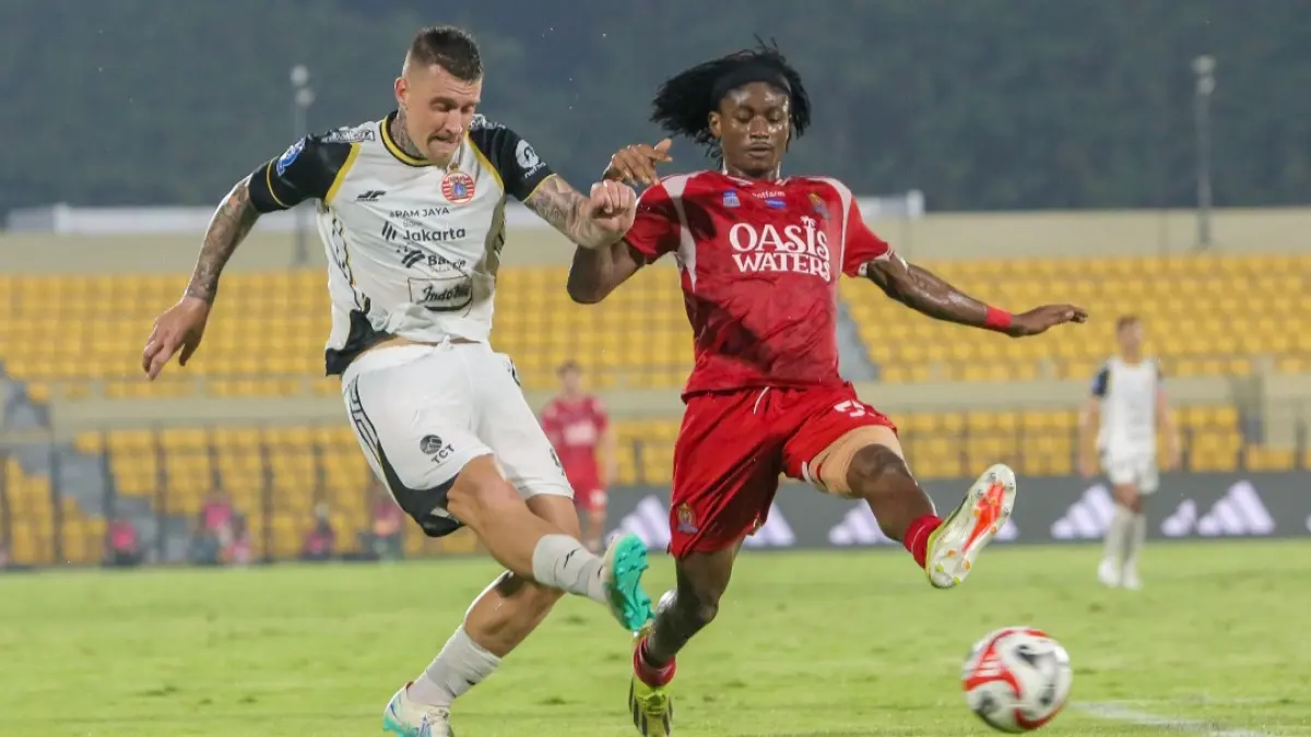 SENGIT: Anak asuh Mario Lemos Najeeb Yakubu (kanan) sedang melawan pemain Persija Jakarta pada pekan ke-31 lalu. (GALIH ERLAMBANG W/RADAR KUDUS)