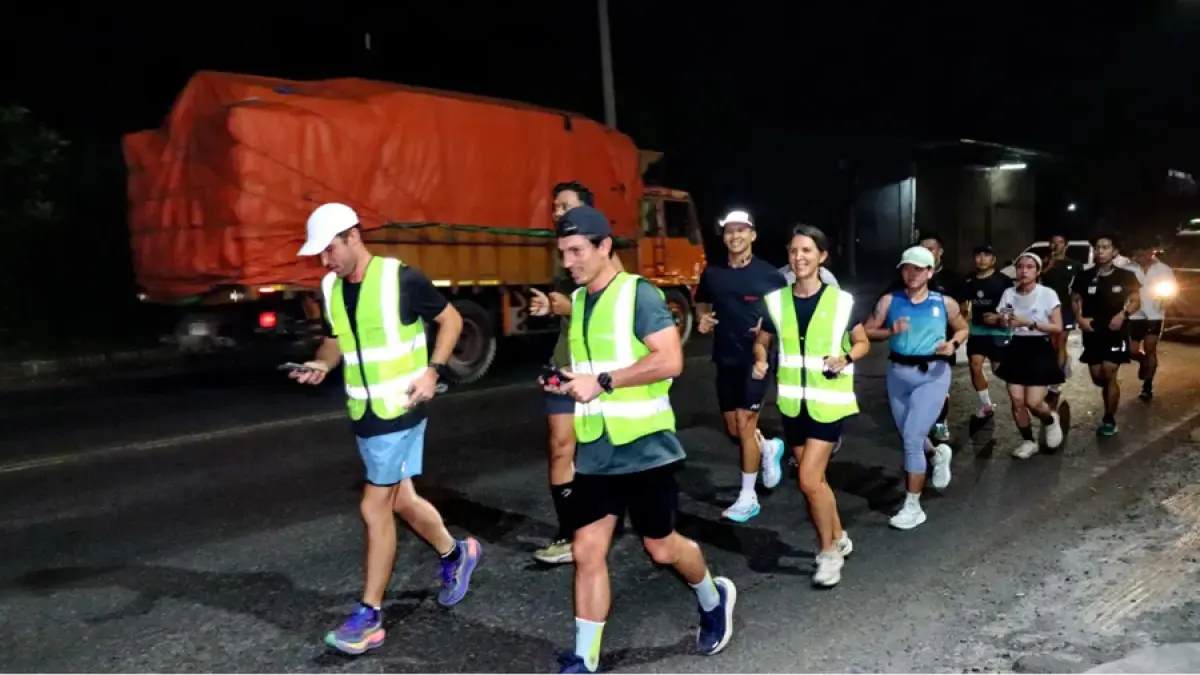 Tim Pelari dari Sungai Watch saat start lari di perbatasan Batang-Kota Pekalongan menuju tiitk finish di Lapangan Mataram, pada Rabu malam (6/5/2026). (Lutfi Hanafi/Jawa Pos Radar Semarang)