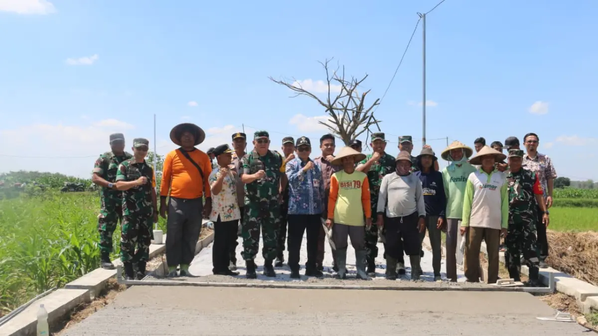 Tim Pengawasan dan Evaluasi (Wasev) TMMD Reguler ke-128 meninjau langsung progres pengerjaan jalan betonisasi di Desa Godo, Kecamatan Winong. (SATGAS TMMD REGULER KODIM PATI)