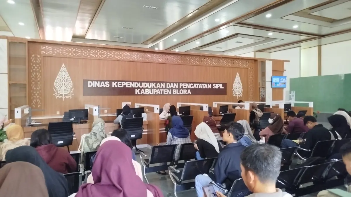 TUNGGU: Para pemohon pembuatan e-KTP di kantor Dinas Kependudukan dan Catatan Sipil (Dindukcapil) Kabupaten Blora. 