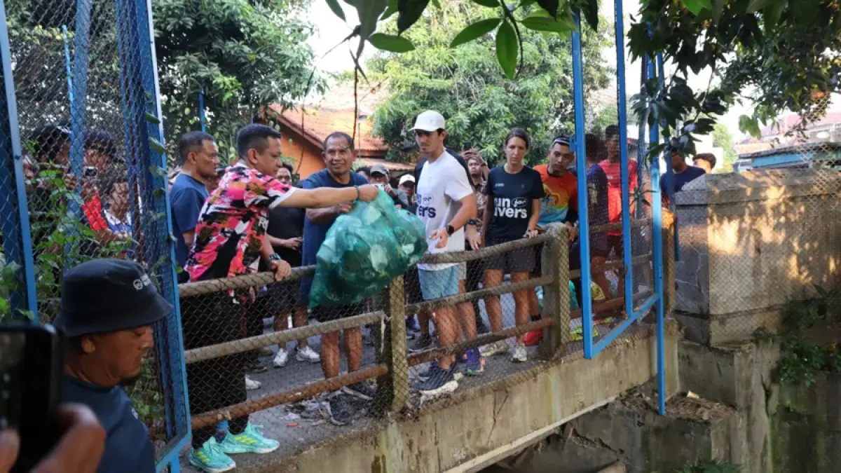 Walikota Aaf bareng Direktur Radar Semarang Baehaqi saat angkut sampah dari aliran sungai Kota Pekalongan, Kamis (7/5/2026). Lutfi Hanafi/Jawa Pos Radar Semarang