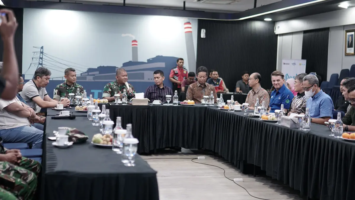 Komandan Resor Militer 073/Makutarama Kolonel Arm Ezra Nathanael, S.Kom., M.M., M.Han (tengah, memegang microphone). menyampaikan sambutan saat kunjungan kerja dan pemantauan Objek Vital Nasional (Obvitnas) di PLTU Tanjung Jati B, Jepara, Rabu (6/5), yang dihadiri jajaran manajemen PLN UIK Tanjung Jati B dan para perwakilan manajemen TJB Raya.