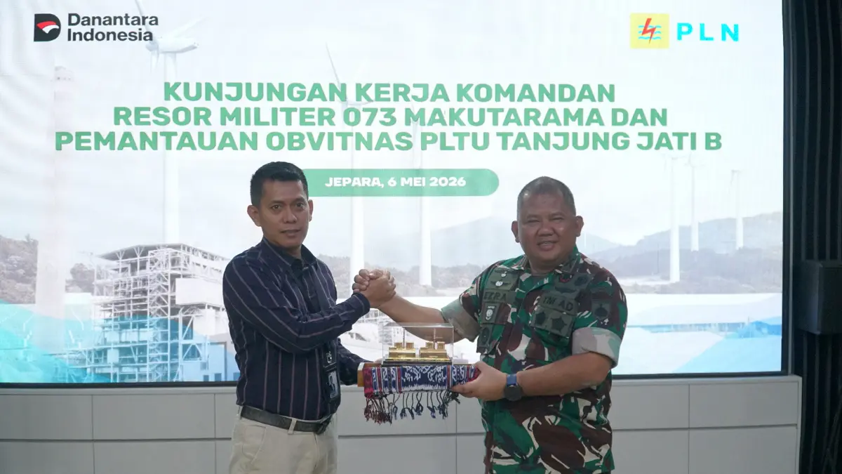 General Manager PLN UIK Tanjung Jati B Andi Makkasau (kiri) menyerahkan cinderamata kepada Komandan Resor Militer 073/Makutarama Kolonel Arm Ezra Nathanael, S.Kom., M.M., M.Han. di penghujung acara kunjungan kerja dan pemantauan Objek Vital Nasional (Obvitnas) di PLTU Tanjung Jati B, Jepara, Rabu (6/5).
