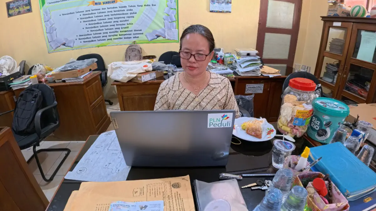 Seorang guru SD Negeri 2 Tubanan memanfaatkan perangkat laptop bantuan program digitalisasi pendidikan dari PLN UIK Tanjung Jati B untuk mendukung proses pembelajaran berbasis teknologi di Desa Tubanan, Kecamatan Kembang, Kabupaten Jepara, Kamis (30/4). 