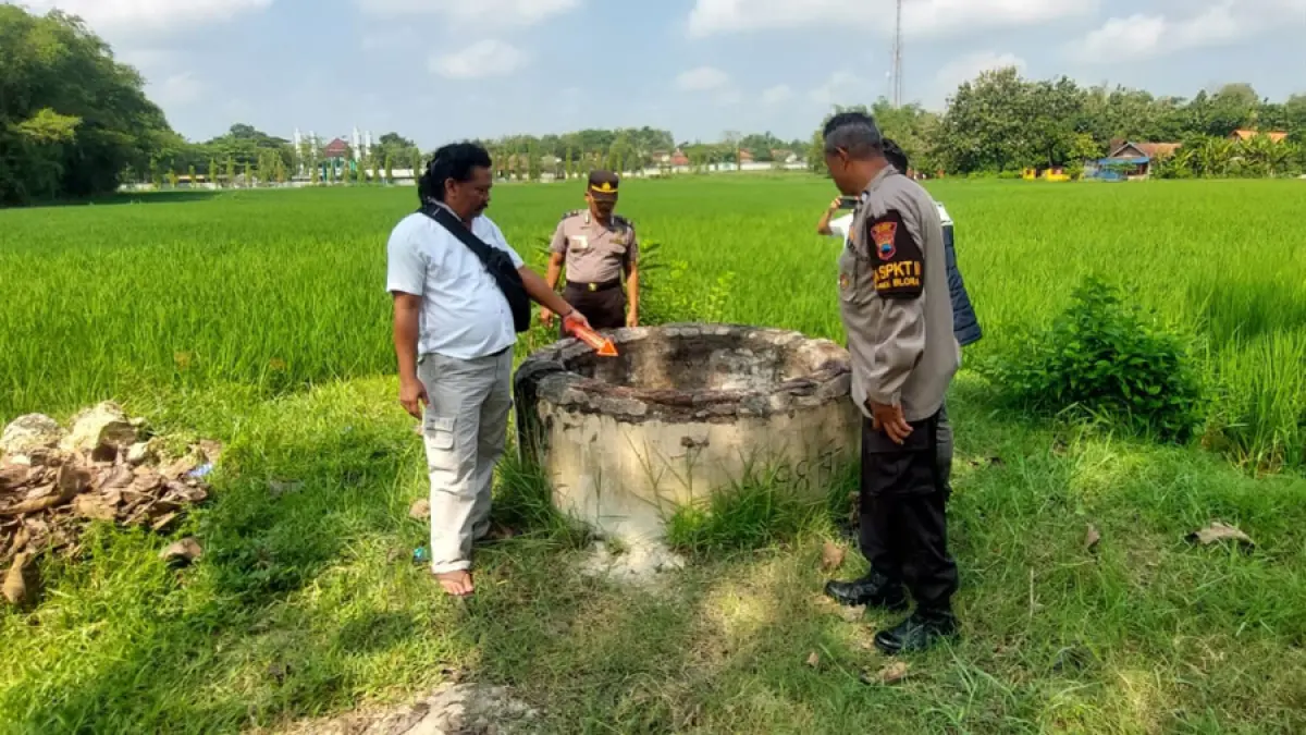 AMANKAN: Personil Polres Blora saat evakuasi korban bunuh diri dengan menyebur ke sumur di Kelurahan Tambakromo Cepu. (HUMAS POLRES BLORA) 
