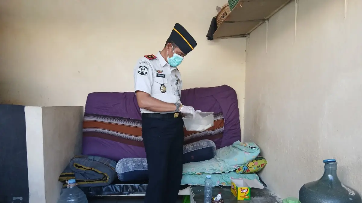 AWASI: Kepala Rumah Tahanan Negara (Rutan) Kelas IIB Blora Sugito saat menggeledah kamar para narapidana. (EKO SANTOSO/RADAR KUDUS)