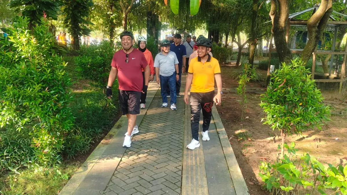 BERSIHKAN SAMPAH – Bupati Grobogan Setyo Hadi bersama Forkopinda melakukan aksi bersih sampah di Taman Hijau Kota Purwodadi, Jumat (8/5). 