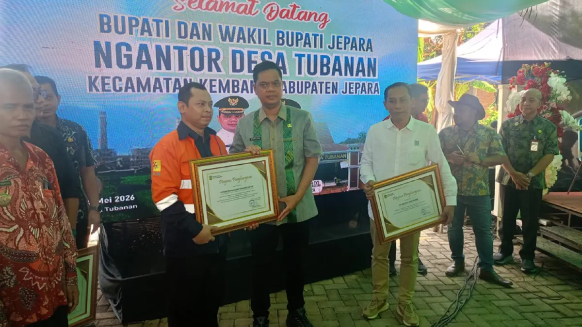 Bupati Jepara, H. Witiarso Utomo, S.E.  menyerahkan piagam penghargaan kepada perwakilan PLN UIK Tanjung Jati B dan pihak terkait dalam kegiatan Bupati Ngantor di Desa Tubanan di Kecamatan Kembang, Kabupaten Jepara, Selasa (5/5/2026).