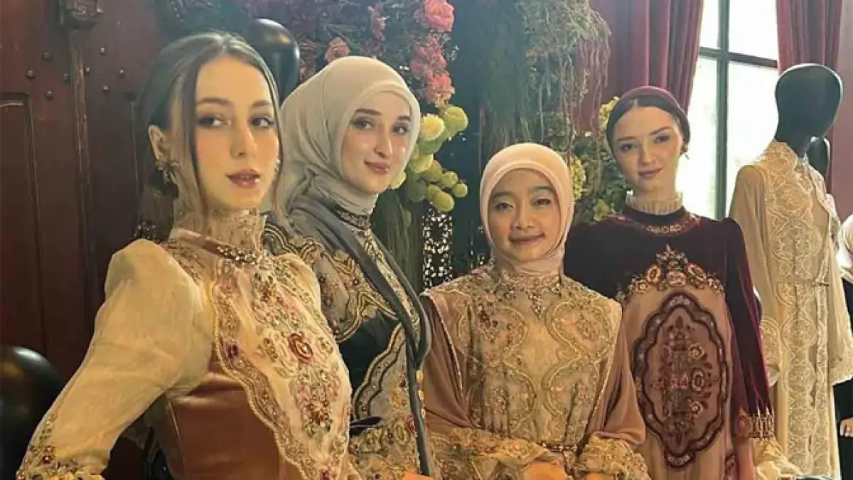 Desainer Ayu Dyah Andari rayakan 15 tahun berkarya dengan mengeluarkan koleksi bertajuk Puspa. Foto: Dok. Gresnia/Wolipop