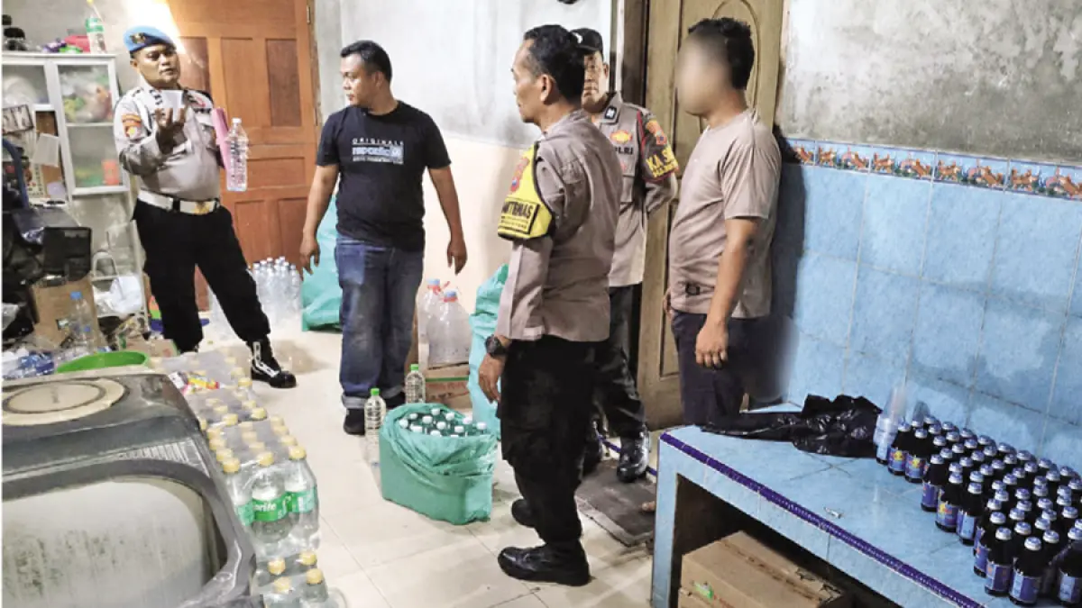 DIAMANKAN: Polisi mendatangai lokasi penjual es moni di salah satu desa di Kecamatan Undaan. (POLSEK UNDAAN UNTUK RADAR KUDUS)