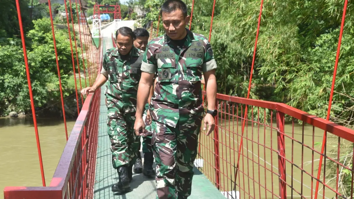 DICEK: Itjenad saat melakukan pengecekan jembatan gantung Garuda di Kedungjati, Grobogan. (Pendim 0717/Grobogan untuk Radar Kudus)