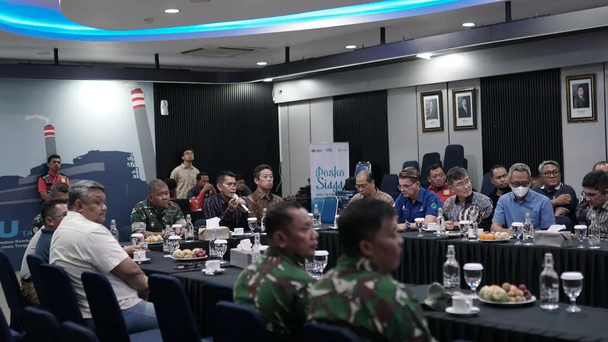 General Manager PLN UIK Tanjung Jati B, Andi Makkasau (tengah, memegang microphone) memberikan overview Obvitnas PLTU Tanjung Jati B, kepada Komandan Resor Militer 073/Makutarama beserta jajaran. Rabu (6/5).