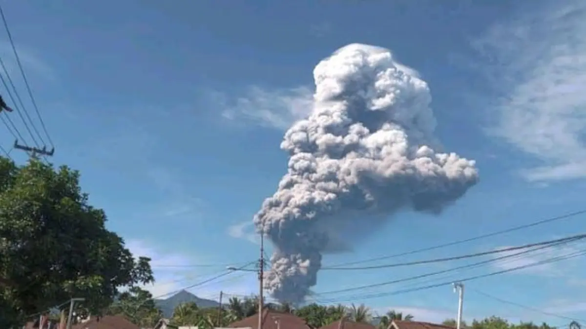 Ilustrasi Erupsi Gunung Dukono di Halmahera Utara, Maluku Utara.
