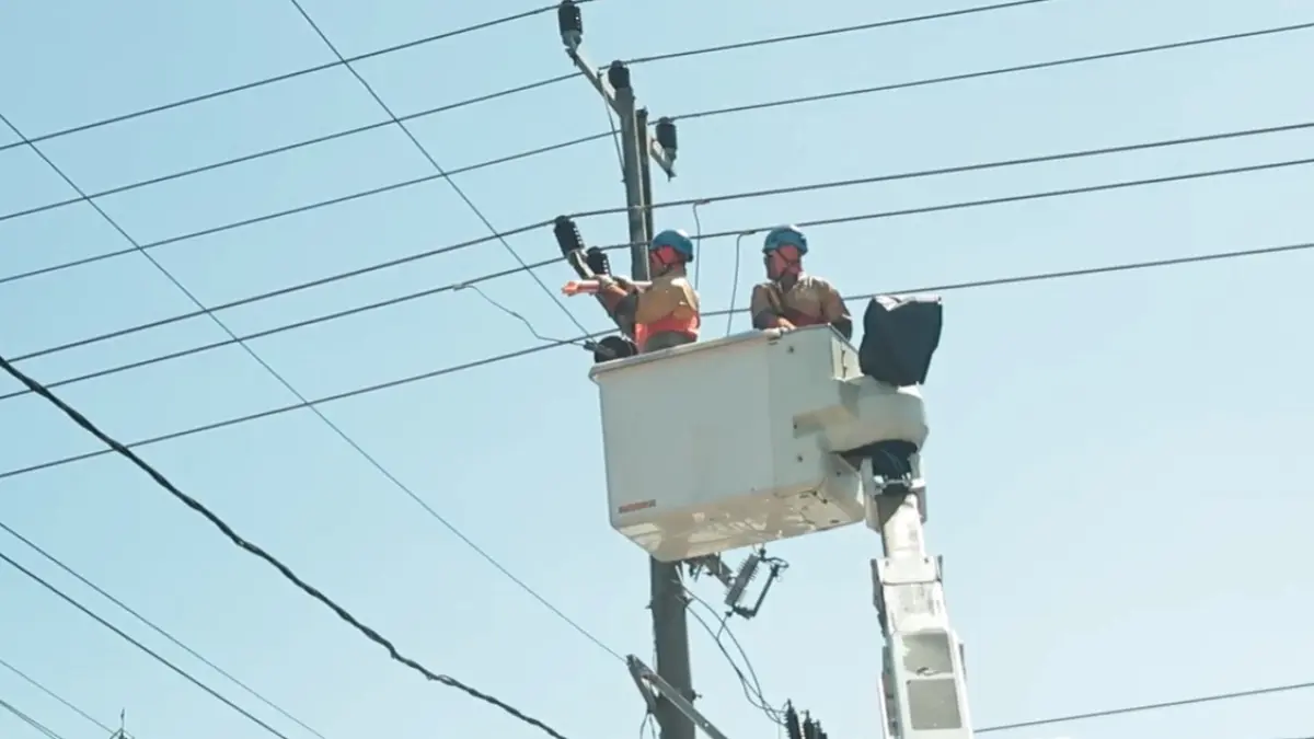 PERBAIKAN – Petugas PLN UP3 Grobogan lakukan perbaikan jaringan rutin untuk menjaga pasokan listrik ke masyarakat. 