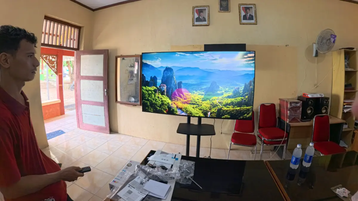 Petugas melakukan pemasangan dan pengaturan perangkat pendukung pembelajaran digital bantuan PLN UIK Tanjung Jati B di SD Negeri 2 Tubanan, Desa Tubanan, Kecamatan Kembang, Kabupaten Jepara, Kamis (30/4).