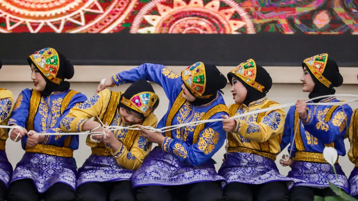 Prestasi membanggakan ditorehkan 13 siswi SMAN 4 Semarang yang berhasil mengharumkan nama Indonesia lewat Tari Saman di panggung internasional Thailand.