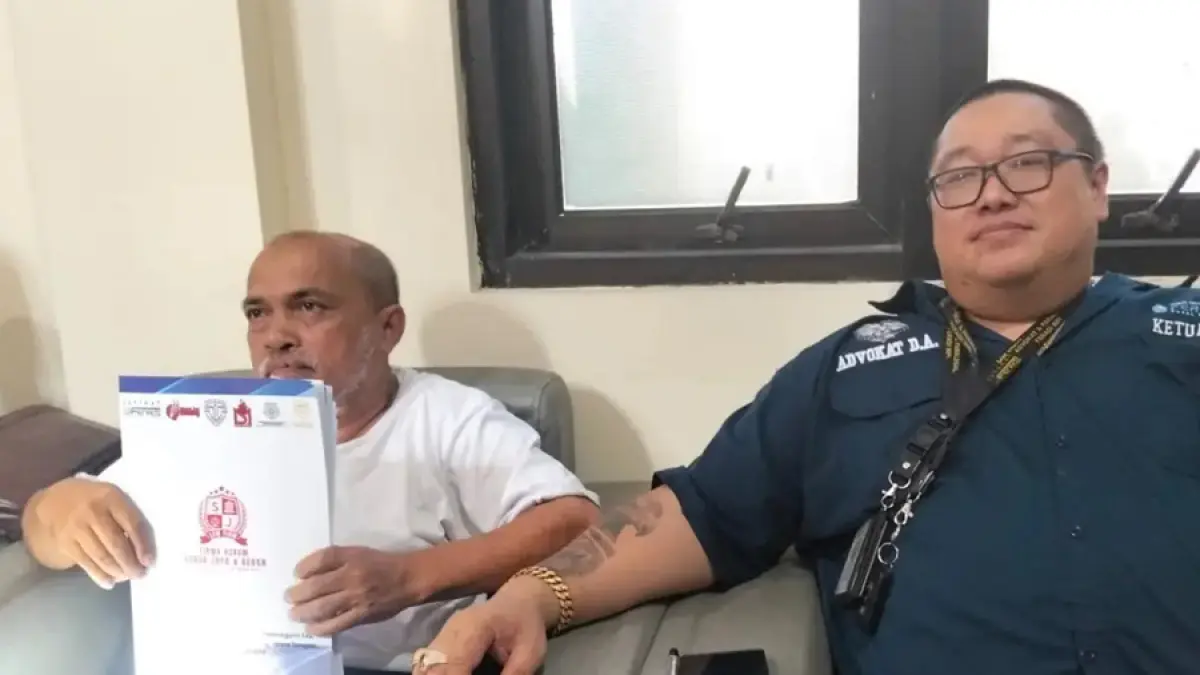 PROTES: Turut terduga pelaku Kuswandi (kiri) menunjukkan surat pendamping hukum didampingi Pendamping Hukum Donny Andretti di kantor Satreskrim Polresta Pati kemarin. (ANDRE FAIDHIL FALAH/RADAR KUDUS)