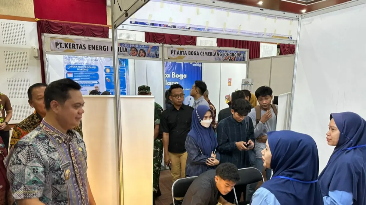 SERBU: Bupati Jepara Witiarso Utomo meninjau stan Job Fair 2026.