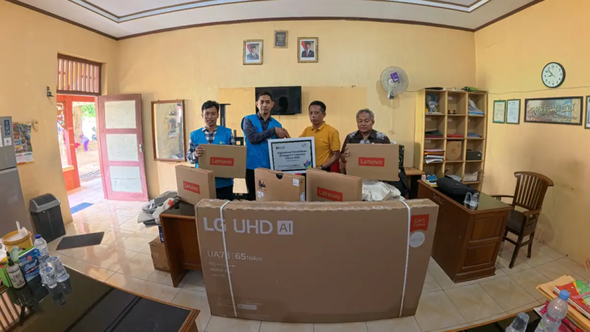 Tim TJSL PLN UIK Tanjung Jati B secara simbolis menyerahkan bantuan program digitalisasi pendidikan kepada SD Negeri 2 Tubanan, Desa Tubanan, Kecamatan Kembang, Kabupaten Jepara, Kamis (30/4).