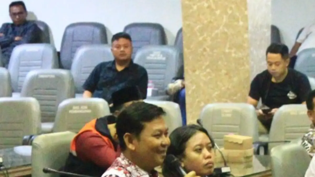 WISNU AJI/RADAR KUDUS

BERI PENJELASAN: Mantan Pelaksana Tugas (Plt) Kepala Badan Kepegawaian Daerah (BKD) Rembang, Gunari memberi keterangan saat dengar pendapat bersama DPRD setempat, Jumat (8/5).