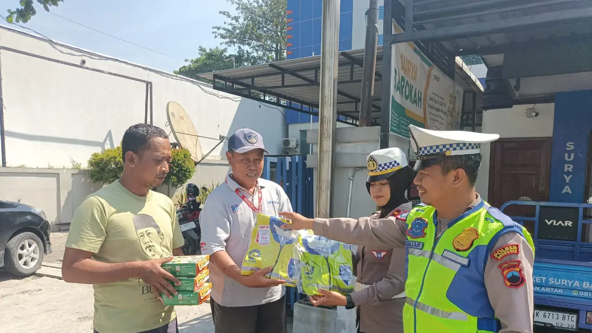 APRESIASI: Satlantas Polres Grobogan saat memberikan bantuan rompi ke Supeltas di Kota Purwodadi. (Satlantas Grobogan untuk Radar Kudus)