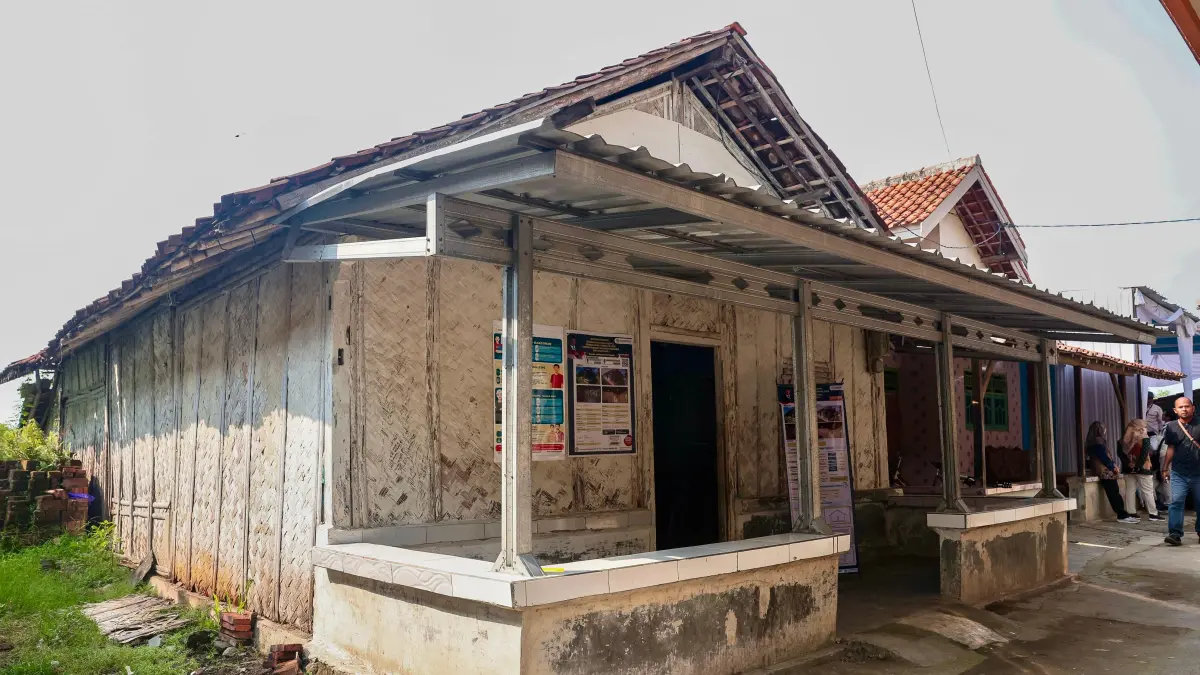 BAKAL DIBONGKAR: Salah satu rumah di Brebes yang bakal dibongkar.