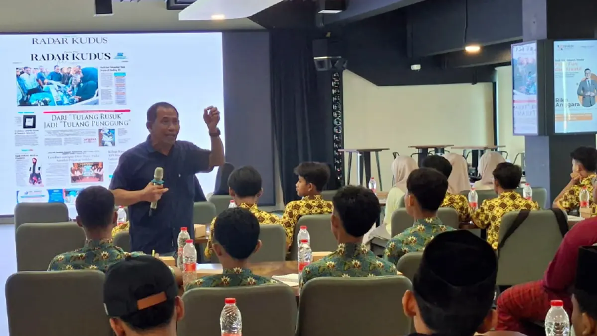 BELAJAR JURNALISTIK: Direktur Jawa Pos Radar Kudus Baehaqi membagikan pengalaman dan wawasannya terkait kepenulisan berita di Cafe SSA Djarum, kemarin. (ANDIKA TRISNA SAPUTRA/RADAR KUDUS)
