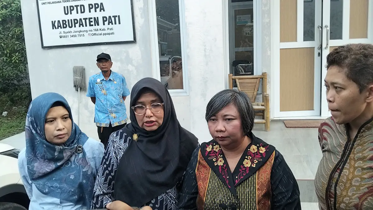 BERDIRI: Komnas HAM, Ombudsman, dan KPI mendatangi Dinsos Pati pada Jumat (8/5). (ANDRE FAIDHIL FALAH/RADAR KUDUS)