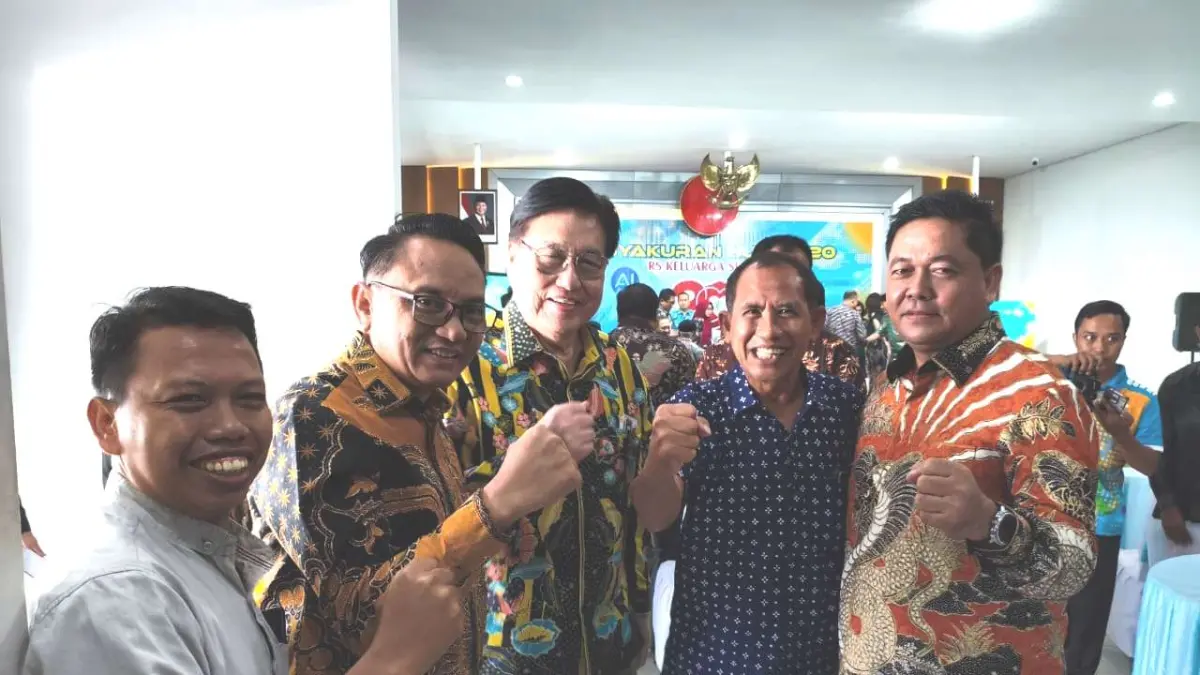 HUT RS KSH: GM Radar Kudus Zainal Abidin, Plt Bupati Pati Risma Ardhi Chandra, Direktur PT Keluarga Sehat Benny Purwanto, Direktur Radar Kudus Baehaqi dan Ketua DPRD Pati Ali Badrudin. (dari kiri ke kanan). (ULIL ALBAB/RADAR PATI)