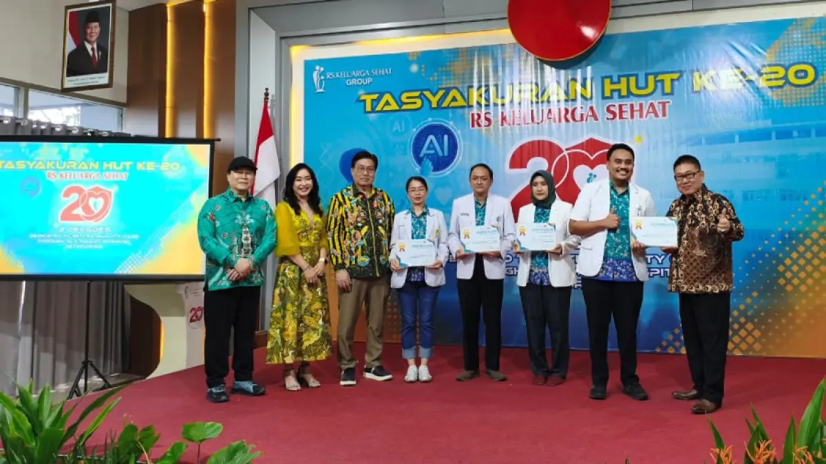 Jajaran direksi PT Keluarga Sehat Sejahtera memberikan penghargaan kepada dokter berprestasi yang telah memberikan pelayanan terbaik.