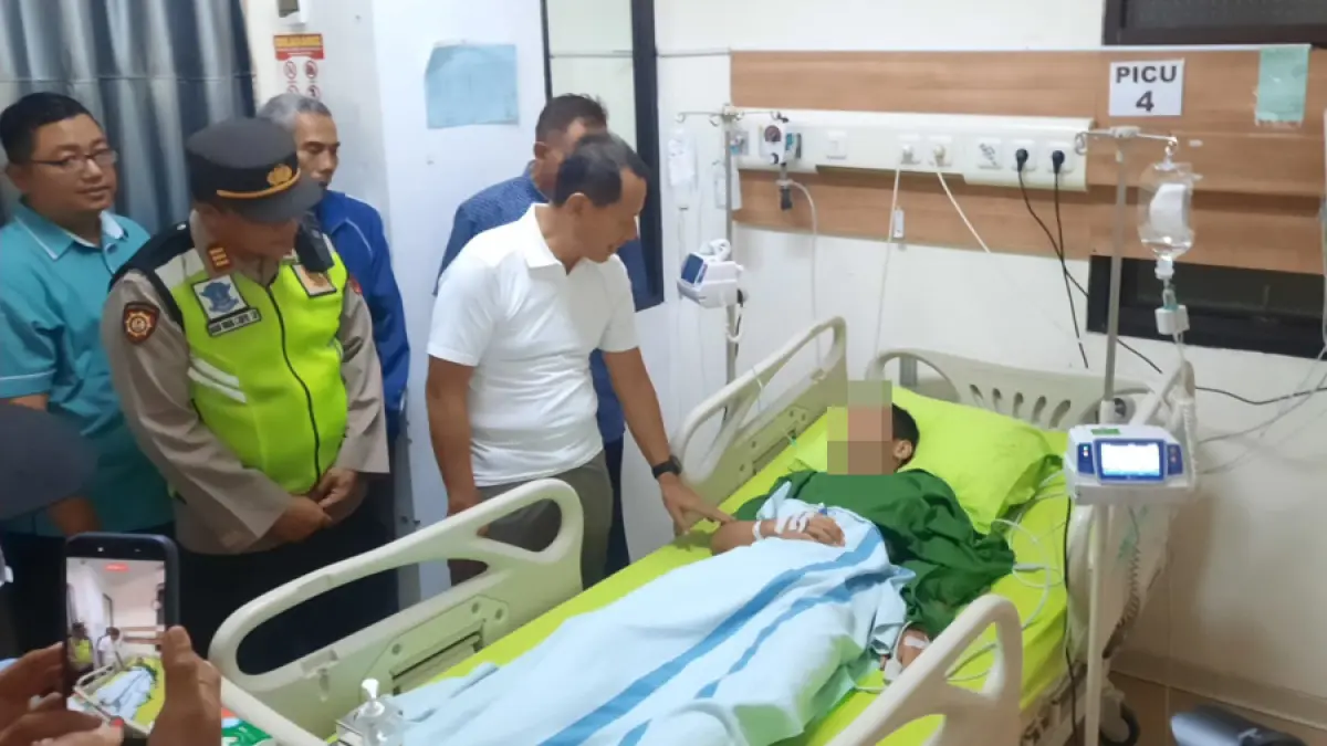 JENGUK KORBAN: Bupati Kudus Sam’ani Intakoris menjenguk korban pembacokan di ruang PICU-NICU RSUD dr. Loekmono Hadi Kudus. (INDAH SUSANTI/RADAR KUDUS)
