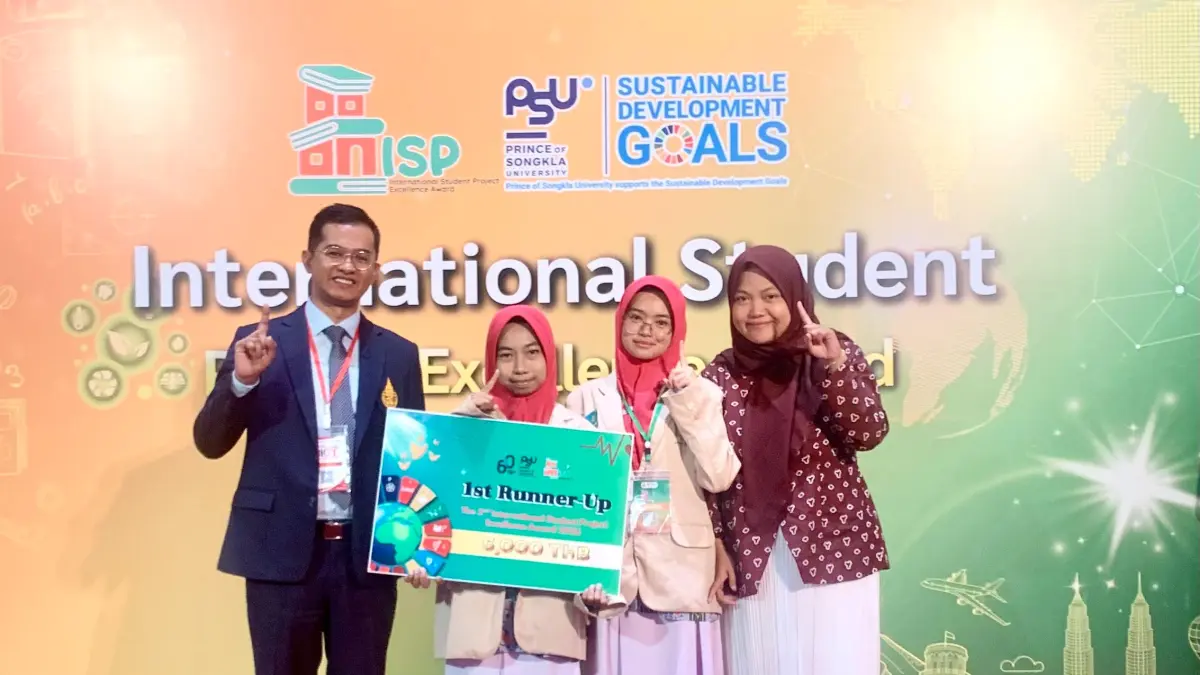 MEMBANGGAKAN: Eka Latifatul Fitria dan Nikeisha Michaela Ophelia bersama Koordinator Riset sekaligus Pembimbing Sains, Syafriyanti Annur, berfoto bersama usai meraih juara. (MAN 1 JEPARA UNTUK RADAR KUDUS)
