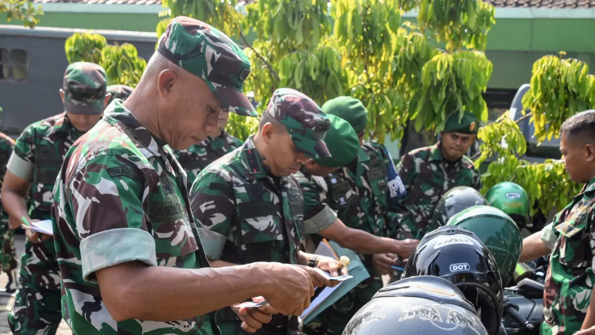 MENGECEK: Tim Asnik saat mengecek kendaraan prajurit Kodim 0717/Grobogan. (Pendim 0717/Grobogan untuk Radar Kudus)