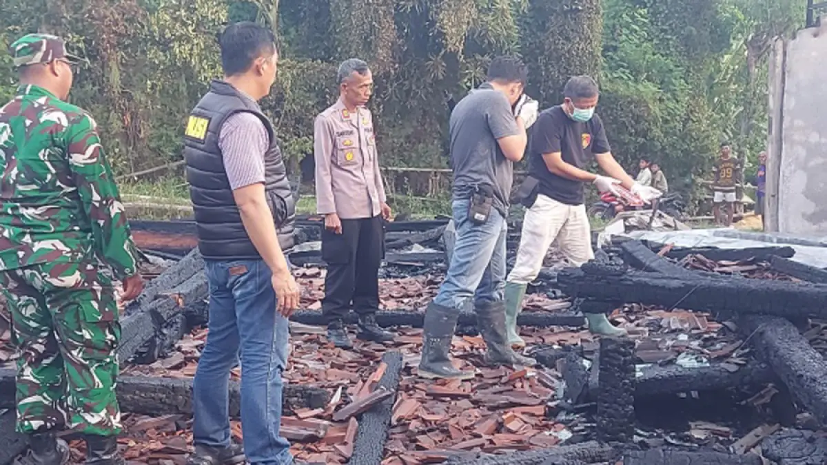 OLAH TKP: Anggota Polsek Tawangharjo melakukan olah TKP rumah milik Suparmin warga Desa Plosoharjo, Kecamatan Tawangharjo, Jumat (8/5). (SIROJUL MUNIR/RADAR KUDUS)