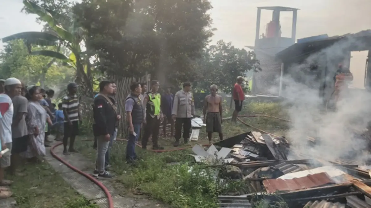 OLAH TKP: Anggota Polsek Tawangharjo melakukan olah TKP rumah milik Suparmin warga Desa Plosoharjo, Kecamatan Tawangharjo, Jumat (8/5). (SIROJUL MUNIR/RADAR KUDUS) 
