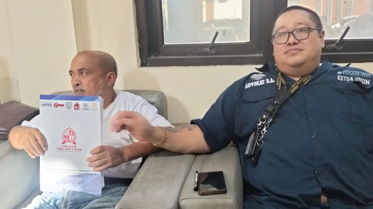 TEMAN ASHARI: Kuswadi memberikan keterangan didampingi penasihat hukumnya, Donny Andretti. (ANDRE FAIDHIL FALAH/RADAR KUDUS)