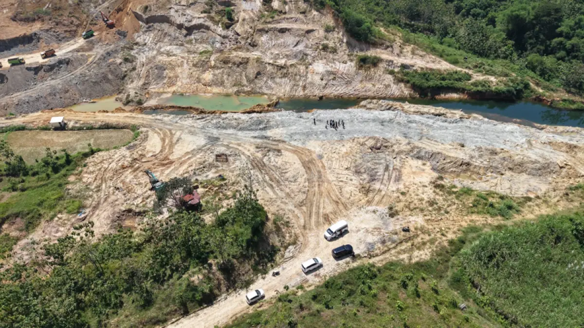 WADUL: Pantauan dari atas galian C di Desa Sendangharjo yang diduga memakan lahan milik warga. (DPRD BLORA UNTUK RADAR KUDUS)