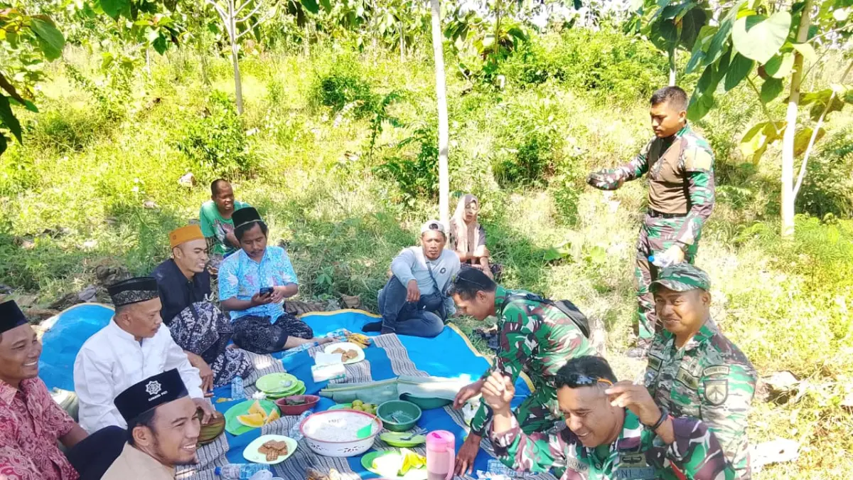 Anggota Satgas TMMD Reguler Kodim Pati berbaur bersama warga Desa Godo, Winong pada Jumat (8/5). (SATGAS TMMD REGULER KODIM PATI)