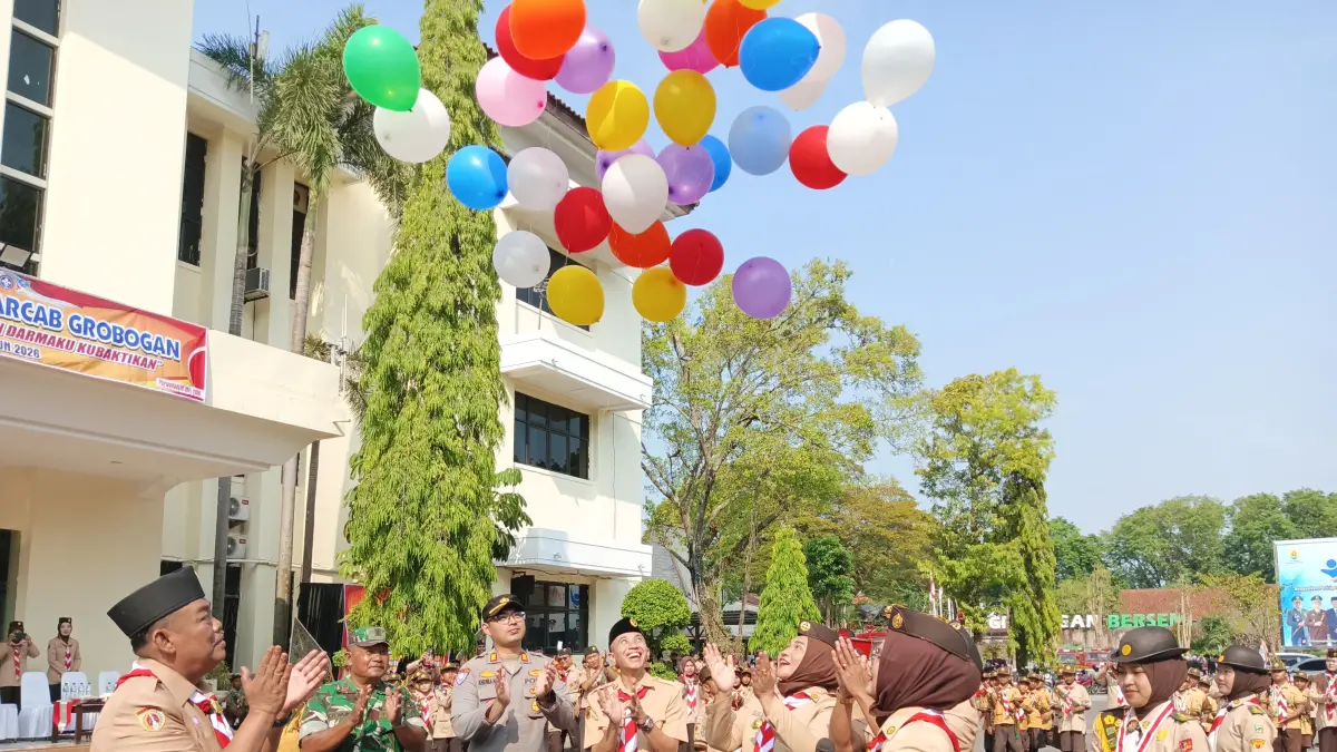 BUKA PESTA SIAGA –  Bunda Suyatun Setyohadi selaku Mabicab Gerakan Pramuka Kwarcab Grobogan disaksikan Bupati Grobogan Setyo Hadi membuka pembukaan Pesta Siaga di halaman Sedta Grobogan, Minggu (10/5)