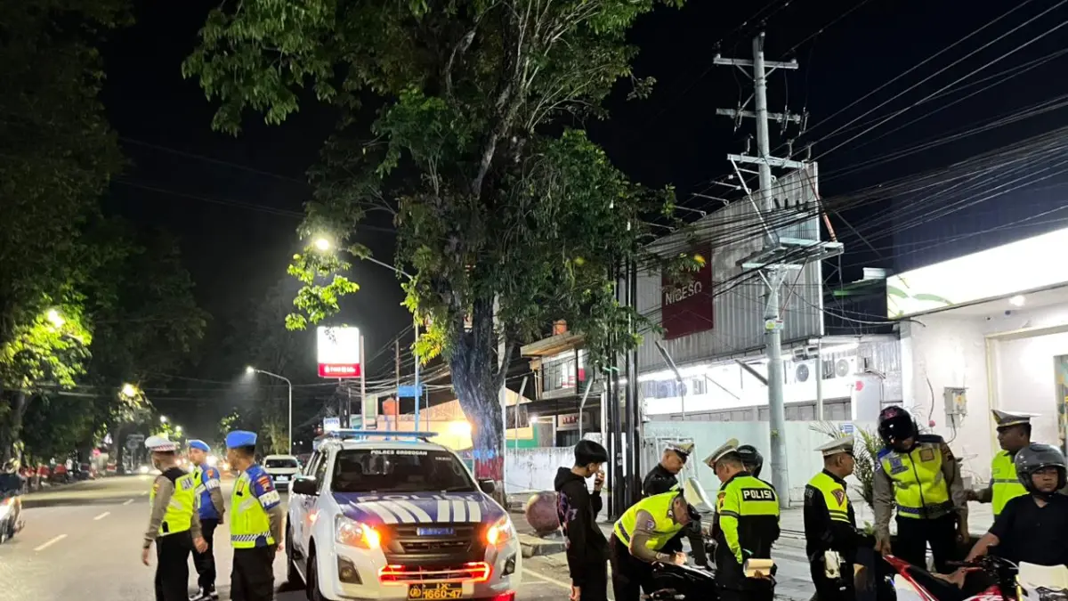 KAMTIBMAS: Satlantas Polres Grobogan saat melakukan patroli malam Minggu di Jalan R Suprapto, Kota Purwodadi. (Satlantas Grobogan untuk Radar Kudus)