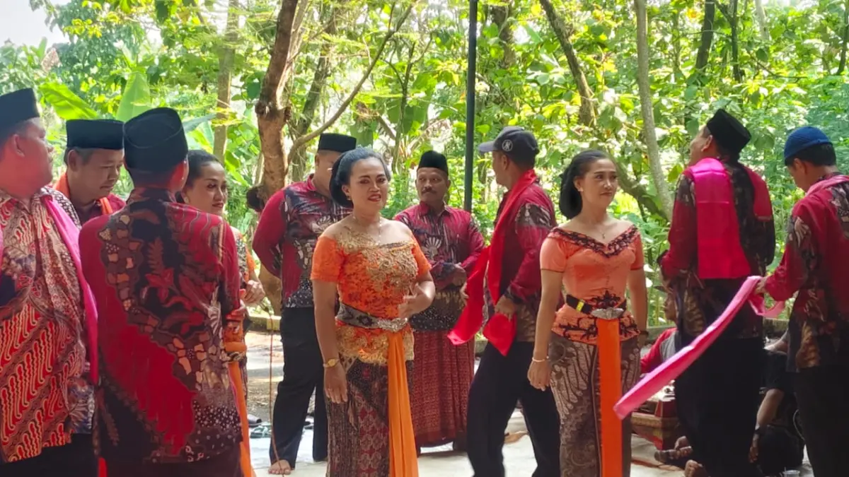 MERIAH – Kepala Desa Taruman Kasir bersama perangkat desa lakukan tari tayub dalam prosesi sedekah bumi di Sendang Sucen. 