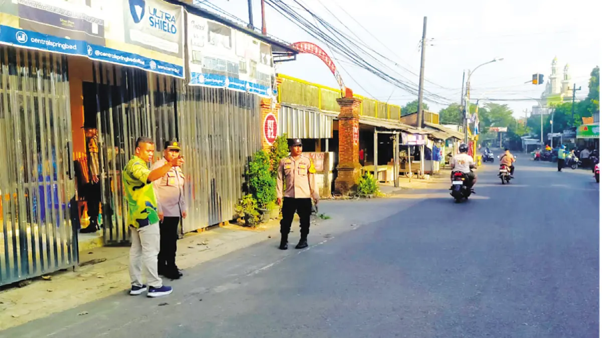 
DIBURU: Polisi melakukan olah tempat kejadian perkara (TKP) pembacokan siswa SMK di Kudus kemarin. (POLRES KUDUS UNTUK RADAR KUDUS)