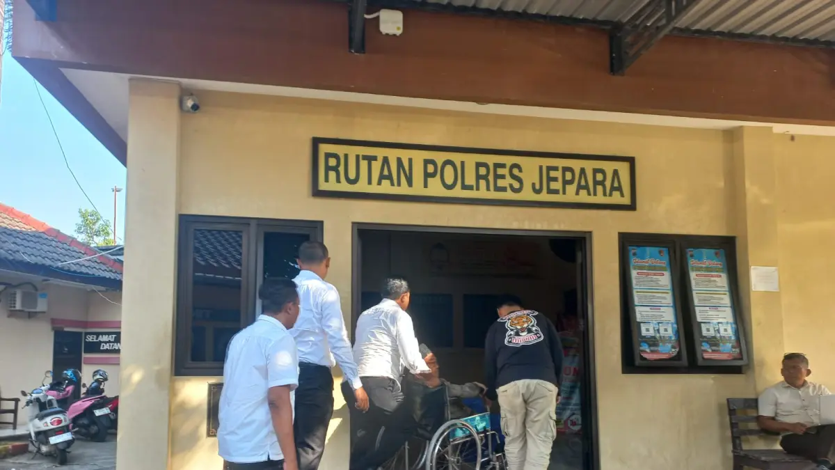DITAHAN: Pengasuh Ponpes Al Anwar Mantingan, Kecamatan Tahunan,  datang menggunakan kursi roda, setelah resmi ditetapkan sebagai tersangka kasus dugaan pencabulan. 